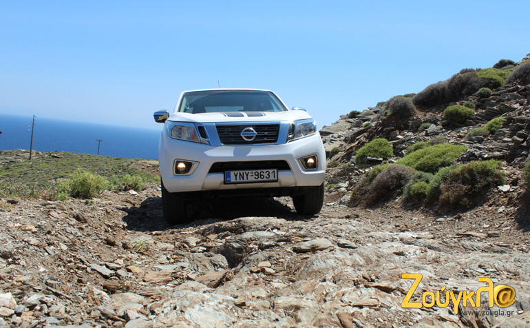 Τέτοια οδοστρώματα συναντά κανείς όταν κινείται προς την παραλία Άχλα...