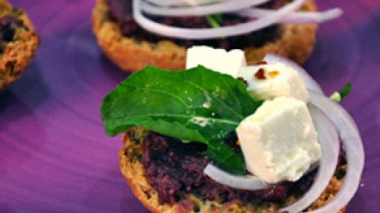 Μπρουσκέτα με φέτα και πατέ ελιάς, λαχταριστό σνακ για όλες τις ώρες!