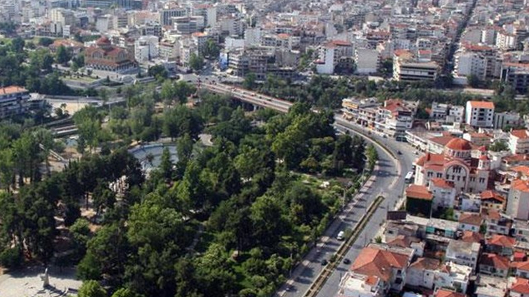 Λάρισα: Αυτοκίνητο άρπαξε φωτιά στο κέντρο της πόλης