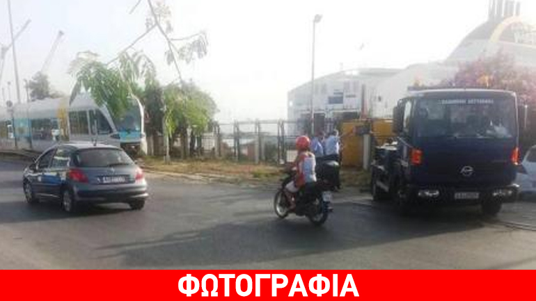 Πάτρα: Παράτησε το αυτοκίνητο πάνω στη σιδηροδρομική γραμμή και καθυστέρησε για 20 λεπτά ο Προαστιακός!