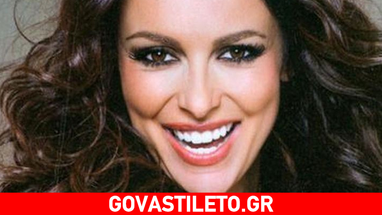 Mπέττυ Μαγγίρα: Παιχνίδια στην άμμο, με τον σύζυγό της και τις κόρες της