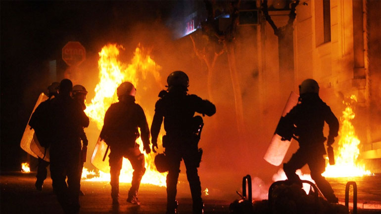 Θεσσαλονίκη: Επίθεση με μολότοφ στη διμοιρία των ΜΑΤ έξω από το τούρκικο προξενείο Θεσσαλονίκη: Επίθεση με μολότοφ στη διμοιρία των ΜΑΤ έξω από το τούρκικο προξενείο