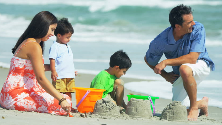 Oι 12 τύποι γονέων που συναντάει κανείς στην παραλία και την παιδική χαρά