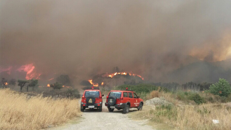 Σε εξέλιξη η πυρκαγιά στη Ρόδο – Επί ποδός η πυροσβεστική