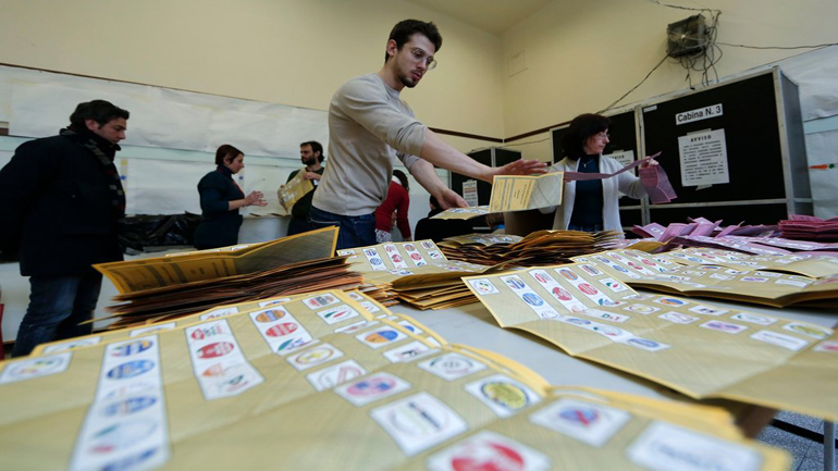 Oι Ιταλοί ψηφίζουν για τον δεύτερο γύρο των δημοτικών εκλογών