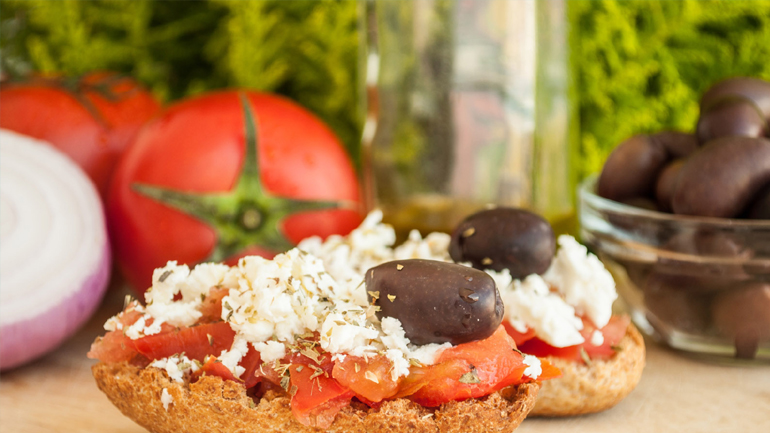 Αιγαιοπελαγίτικη μπρουσκέτα με ντομάτα και κοπανιστή Μυκόνου