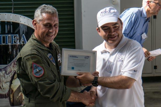 Ο Σμχος (Ι) Κωνσταντίνος Χίνης, Διοικητής της 120 ΠΕΑ και ο Δρ. Χρήστος Λεοντόπουλος, Πρόεδρος Flight Experience