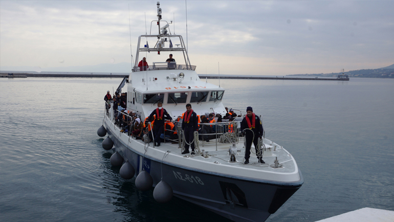 Στο λιμάνι της Κύθνου ρυμουλκήθηκε ξύλινο σκάφος με μετανάστες