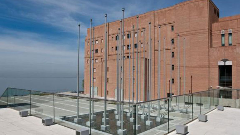 Ο «Μεγάλος Ερωτικός» του Χατζιδάκι κατακλύζει την πλατεία του Μεγάρου Μουσικής