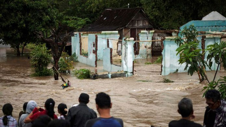 Τουλάχιστον 43 νεκροί από τις πλημμύρες στην Ινδονησία