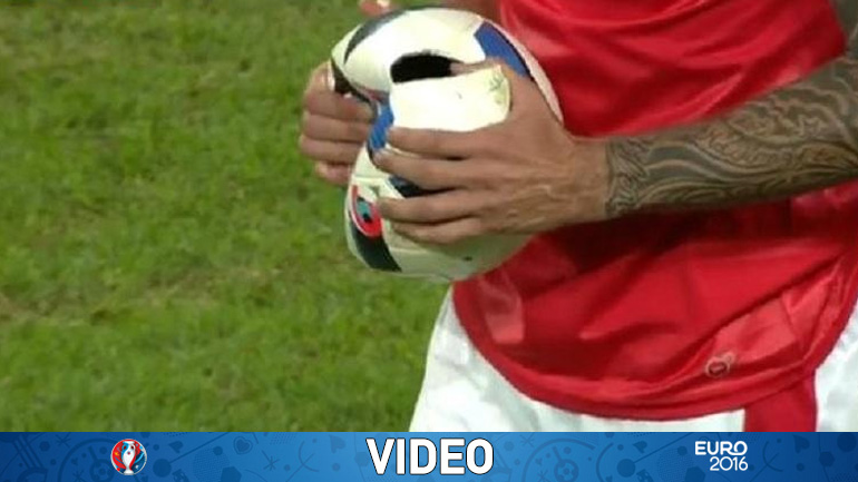 Παγκόσμιο ρεκόρ στο Euro: Τέσσερις σκισμένες φανέλες και μία σκασμένη μπάλα!