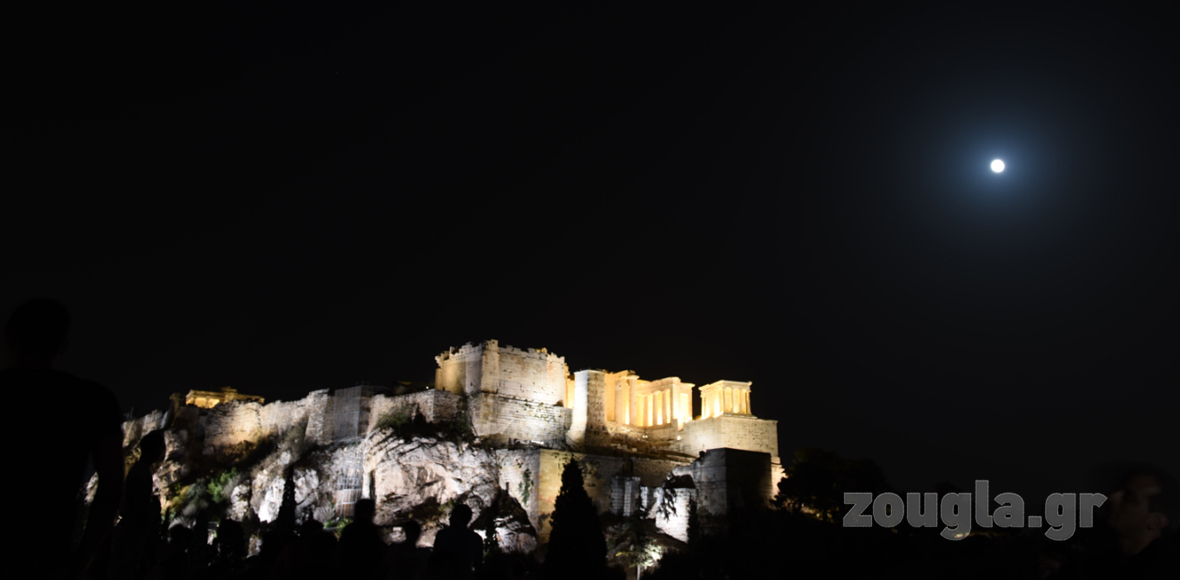 Πανσέληνος πάνω από την Ακρόπολη