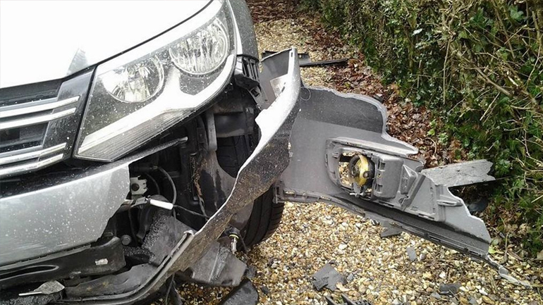 Έπεσε σε τοίχο και εγκλωβίστηκε στο αυτοκίνητο