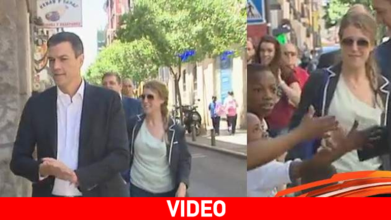 Ντροπή: Έκανε χειραψία με μετανάστες και μετά… σκούπισε τα χέρια του