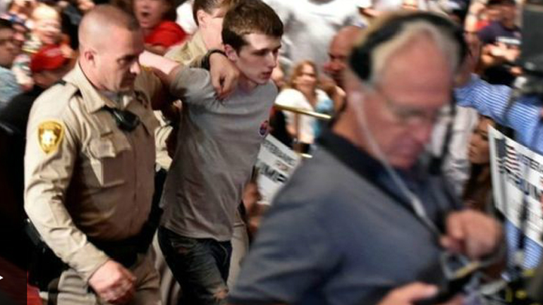 Nεαρός που συνελήφθη το Σάββατο ήθελε να «πυροβολήσει τον Τραμπ» Nεαρός που συνελήφθη το Σάββατο ήθελε να «πυροβολήσει τον Τραμπ»