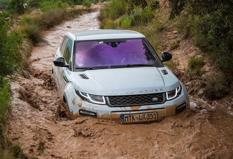 To Evoque δεν είναι μόνο όμορφο αλλά έχει και δυνατότητες εκτός δρόμου...
