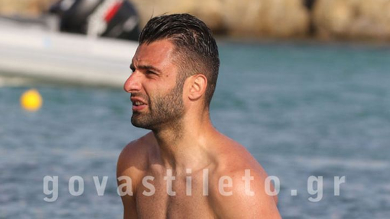 Γιώργος Τζαβέλλας: Μαγνήτισε τα γυναικεία βλέμματα με τους κοιλιακούς του