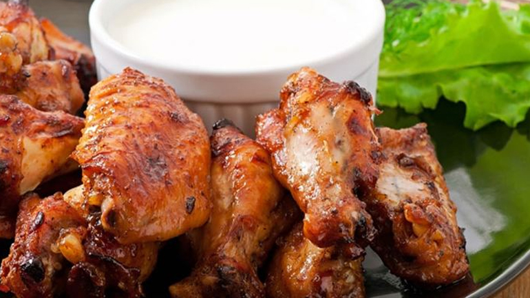 Ψητές φτερούγες κοτόπουλο με ντιπ γιαούρτι με μυρωδικά