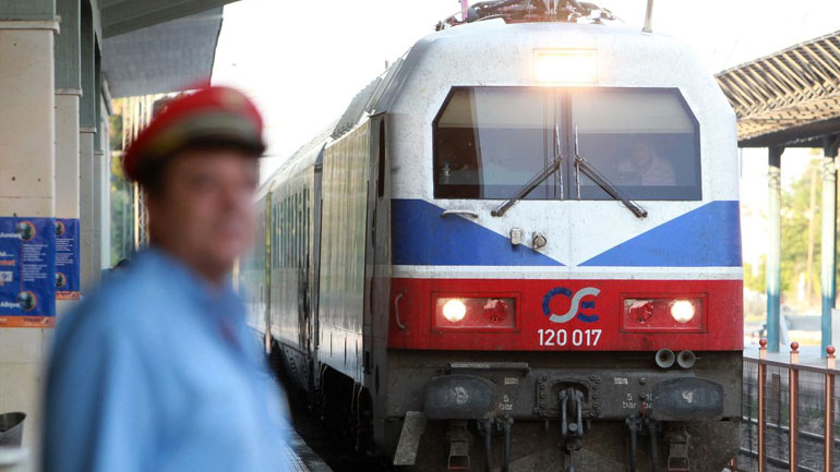 Τρένο «κόλλησε» στις ράγες