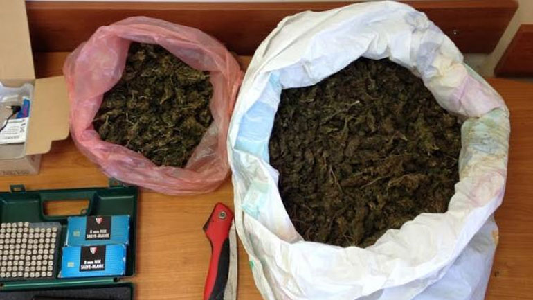 Πάτρα: Έκρυβαν πέντε κιλά χασίς σε σπίτι χωρίς ρεύμα