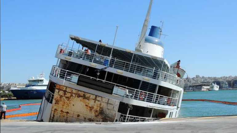 Άγονος ο διαγωνισμός για την απομάκρυνση του «Παναγία Τήνου» από τον Πειραιά