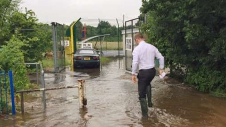 Δάνεισε τις γαλότσες του για να τους βοηθήσει να ψηφίσουν! Δάνεισε τις γαλότσες του για να τους βοηθήσει να ψηφίσουν!