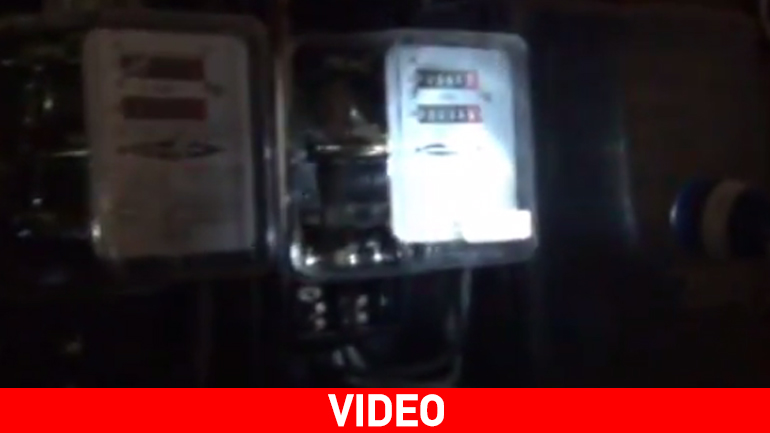 Επανασύνδεση ρεύματος σε σπίτι φτωχής οικογένειας από το Κίνημα Δεν Πληρώνω