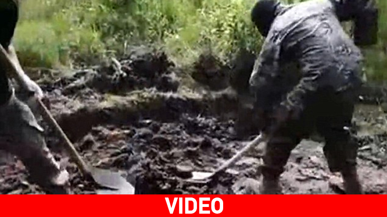 Σοκ: Ουκρανοί στρατιώτες θάβουν ζωντανό Ρώσο αυτονομιστή