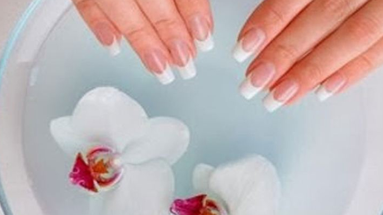 Φτιάξτε μάσκα με λεμόνι, λάδι και αυγό για γερά νύχια!