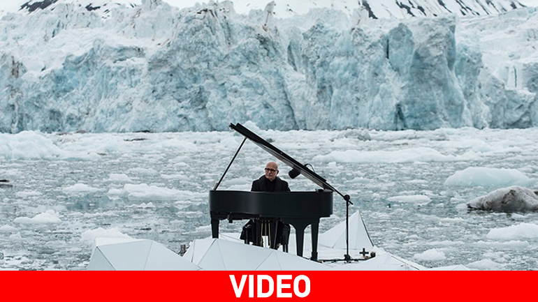 Παίζοντας πιάνο πάνω στους πάγους της Αρκτικής!