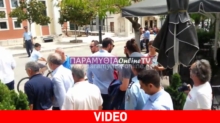 Οικογένεια αποδοκίμασε τον υφυπουργό Εργασίας στην Παραμυθιά