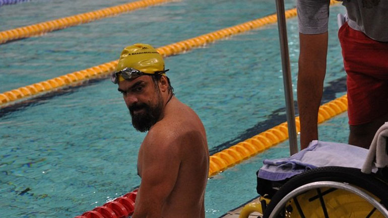 Κολύμβηση (ΑμεΑ): Στο πλευρό του Νίκου Ξηροκώστα οι φίλοι της ΑΕΚ