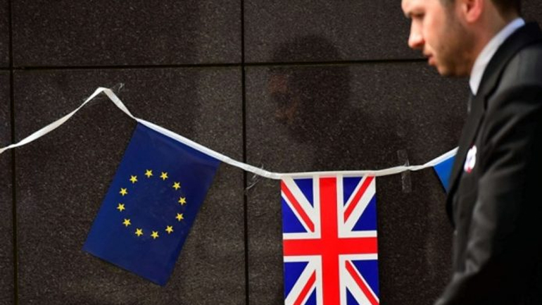 Τι αλλάζει στη ζωή Ελλήνων φοιτητών και εργαζομένων στη Βρετανία