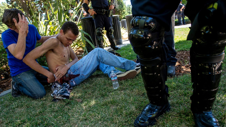 Αιματηρές συγκρούσεις μεταξύ νεοναζί και αντιφασιστών στο Σακραμέντο