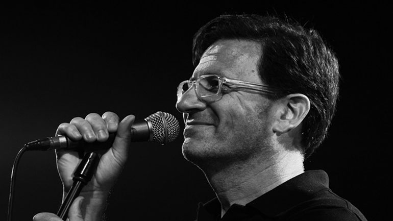 Ο Θανάσης Παπακωνσταντίνου στο Βεάκειο Θέατρο Πειραιά