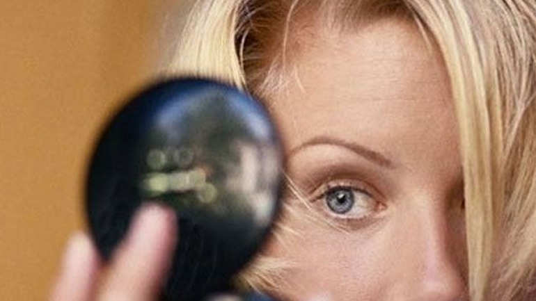 Καλύψτε τους μαύρους κύκλους με κόκκινο κραγιόν