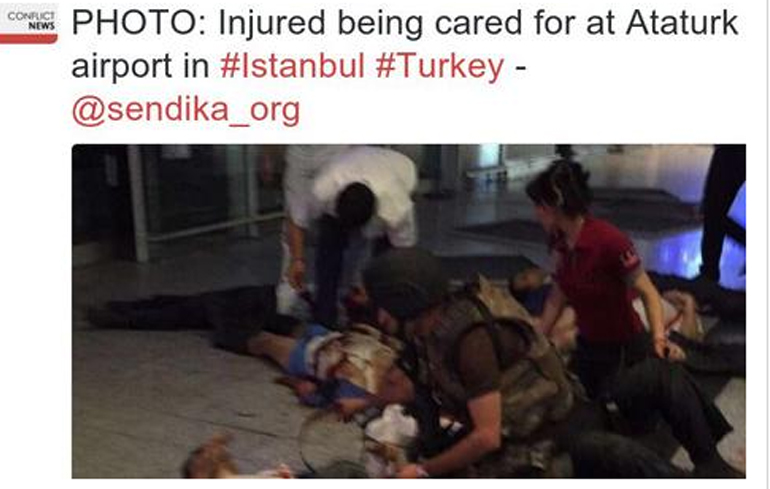 Ένας εκ των τραυματιών δέχεται πρώτες βοήθειες