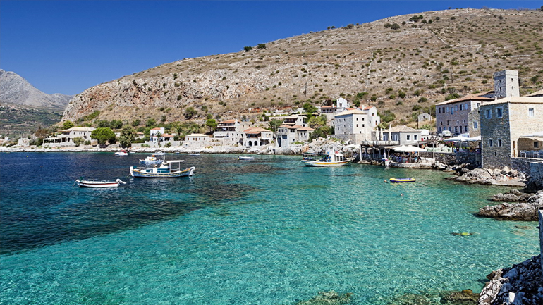 Μόνη λύση το χωριό ή το σπίτι φίλων