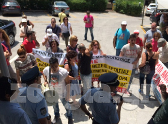 Παράσταση διαμαρτυρίας πραγματοποίησαν εργαζόμενοι στη γνωστή αλυσίδα σούπερ μάρκετ «Μαρινόπουλος», η οποία βρίσκεται ένα βήμα πριν από την πτώχευση.  Αφού έσπασαν τον κλοιό των security, περίπου 50 άτομα εισήλθαν στον προαύλιο χώρο των κεντρικών γραφείων της εταιρείας στον Άλιμο, φθάνοντας μέχρι την είσοδο