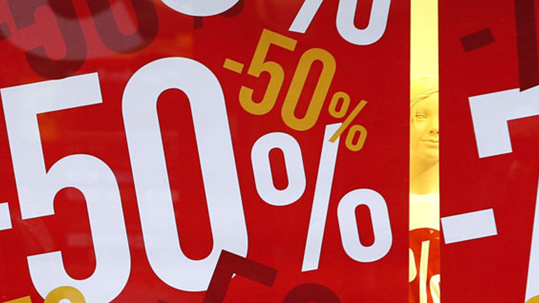 Eκπτώσεις: Πότε ξεκινούν – Ποια Κυριακή είναι ανοικτά τα καταστήματα