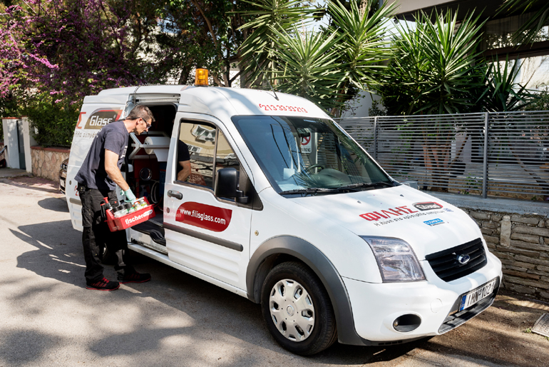 Τα ειδικά διαμορφωμένα van της ΦΙΛΗΣGlass διαθέτουν όλο τον απαραίτητο σύγχρονο εξοπλισμό για να πραγματοποιήσουν την επισκευή επιτόπου