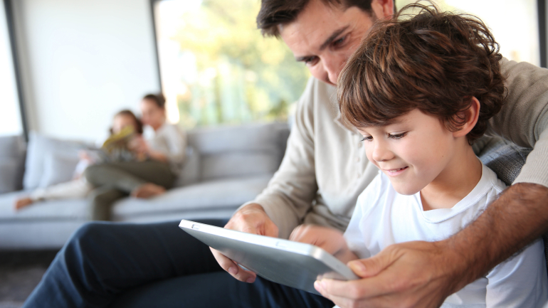 Πιο δεκτικός ο πατέρας από την μητέρα στην εισαγωγή των παιδιών από μικρή ηλικία στην τεχνολογία-Διαδίκτυο