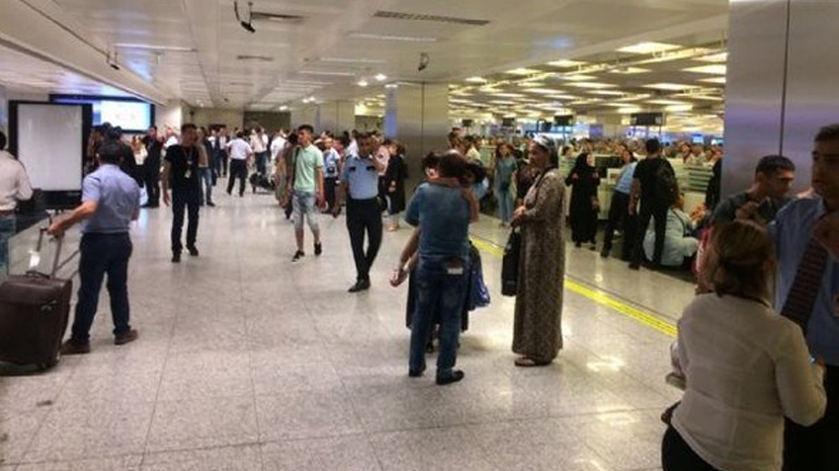 Κωνσταντινούπολη: Μέχρι τον χώρο των αναχωρήσεων έφτασαν οι ένοπλοι