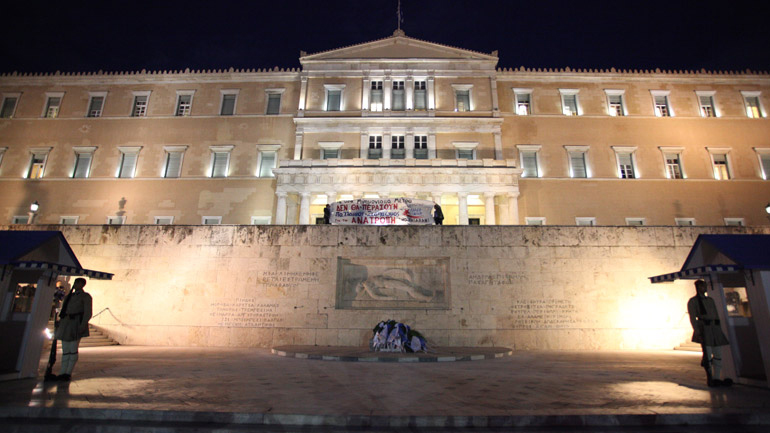 Ο Λαφαζάνης έξω από τη Βουλή