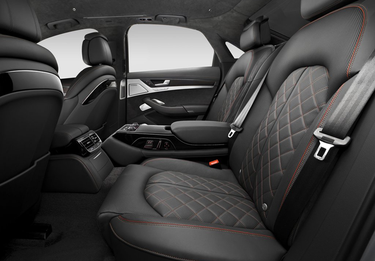 Η πίσω σειρά καθισμάτων του Audi S8...