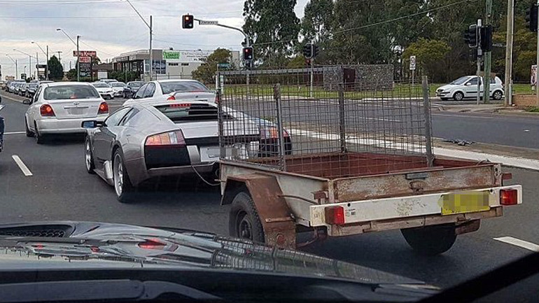 Lamborghini με σκουριασμένο τρέιλερ!