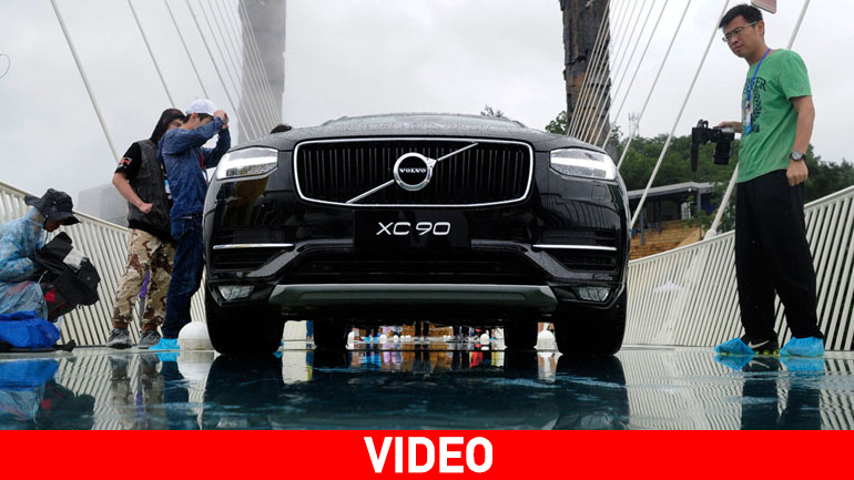 To Volvo XC90 διασχίζει τη μεγαλύτερη γυάλινη γέφυρα