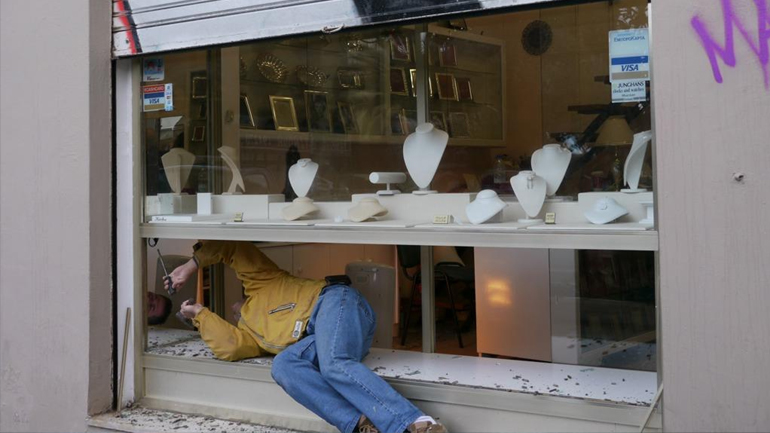 Διάρρηξη σε κοσμηματοπωλείο στη Γλυφάδα