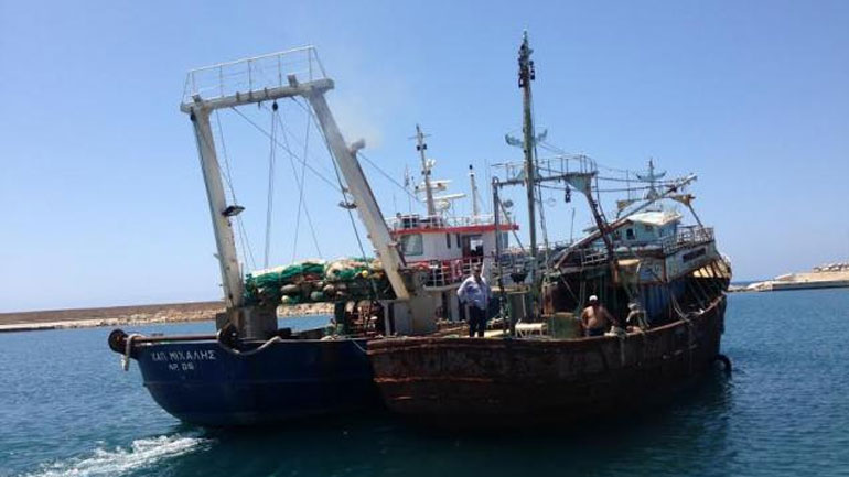Απομακρύνθηκε το δουλεμπορικό σκάφος από το λιμάνι της Κυπαρισσίας