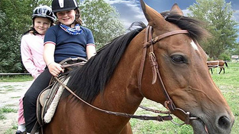 Πηγαίνετε τα παιδιά σας για ιππασία και γεμίστε τα χαρά! Πηγαίνετε τα παιδιά σας για ιππασία και γεμίστε τα χαρά!